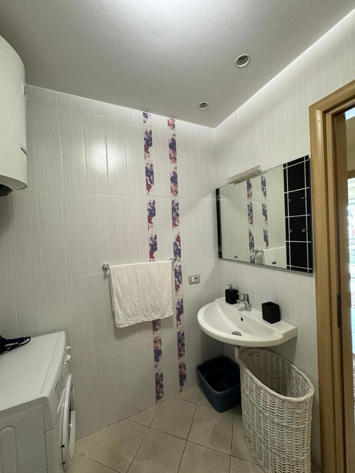 Diem Apartment Near Pazari I Ri Тирана Екстер'єр фото